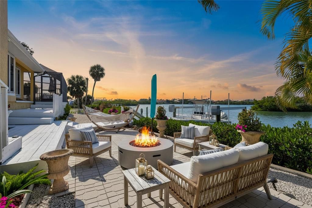 合同活跃: $1,595,000 (3 贝兹, 2 浴室, 2347 平方英尺)