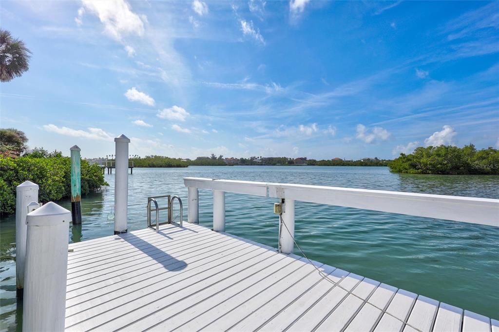 合同活跃: $1,595,000 (3 贝兹, 2 浴室, 2347 平方英尺)