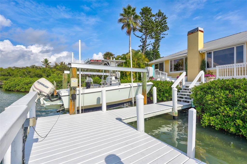 合同活跃: $1,595,000 (3 贝兹, 2 浴室, 2347 平方英尺)