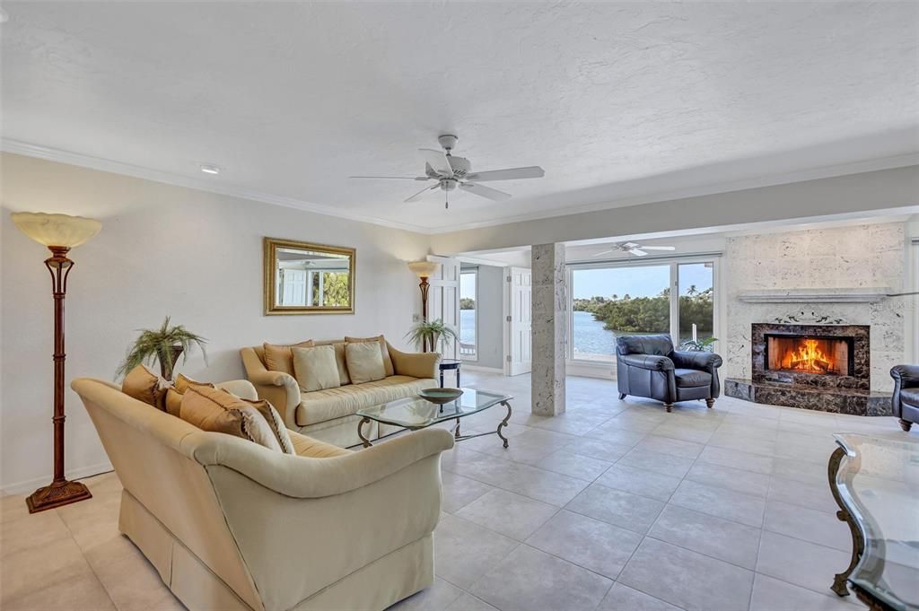 合同活跃: $1,595,000 (3 贝兹, 2 浴室, 2347 平方英尺)