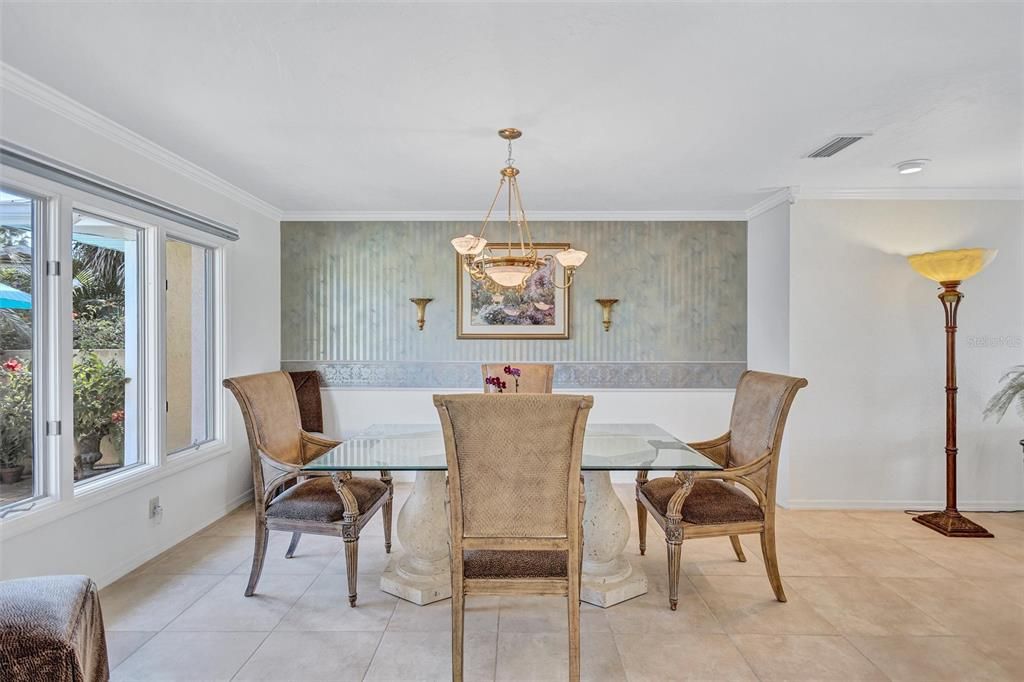 合同活跃: $1,595,000 (3 贝兹, 2 浴室, 2347 平方英尺)