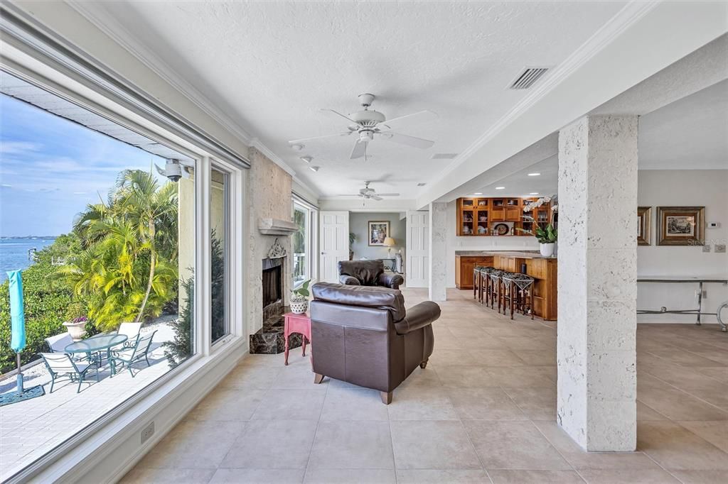 合同活跃: $1,595,000 (3 贝兹, 2 浴室, 2347 平方英尺)