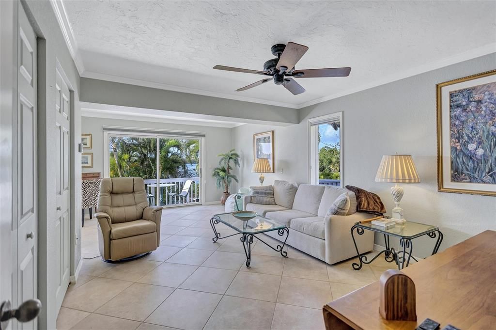 合同活跃: $1,595,000 (3 贝兹, 2 浴室, 2347 平方英尺)