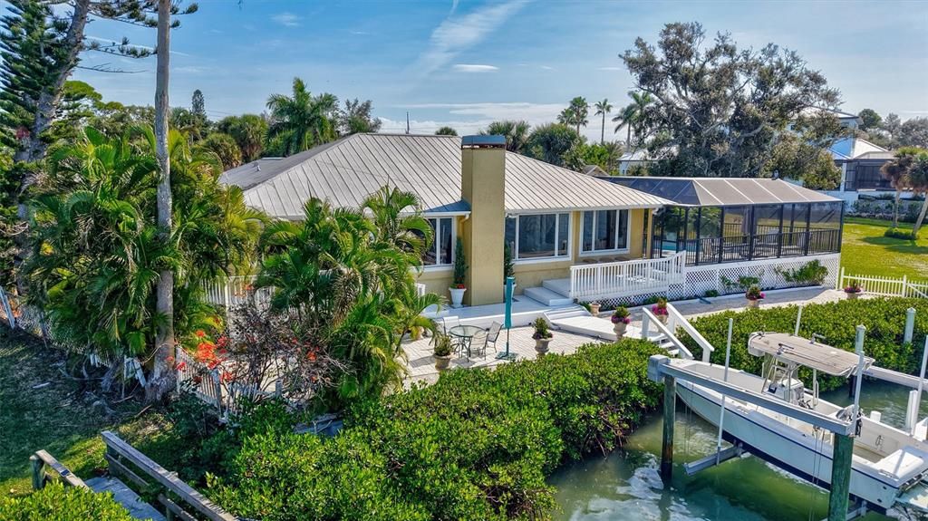 合同活跃: $1,595,000 (3 贝兹, 2 浴室, 2347 平方英尺)