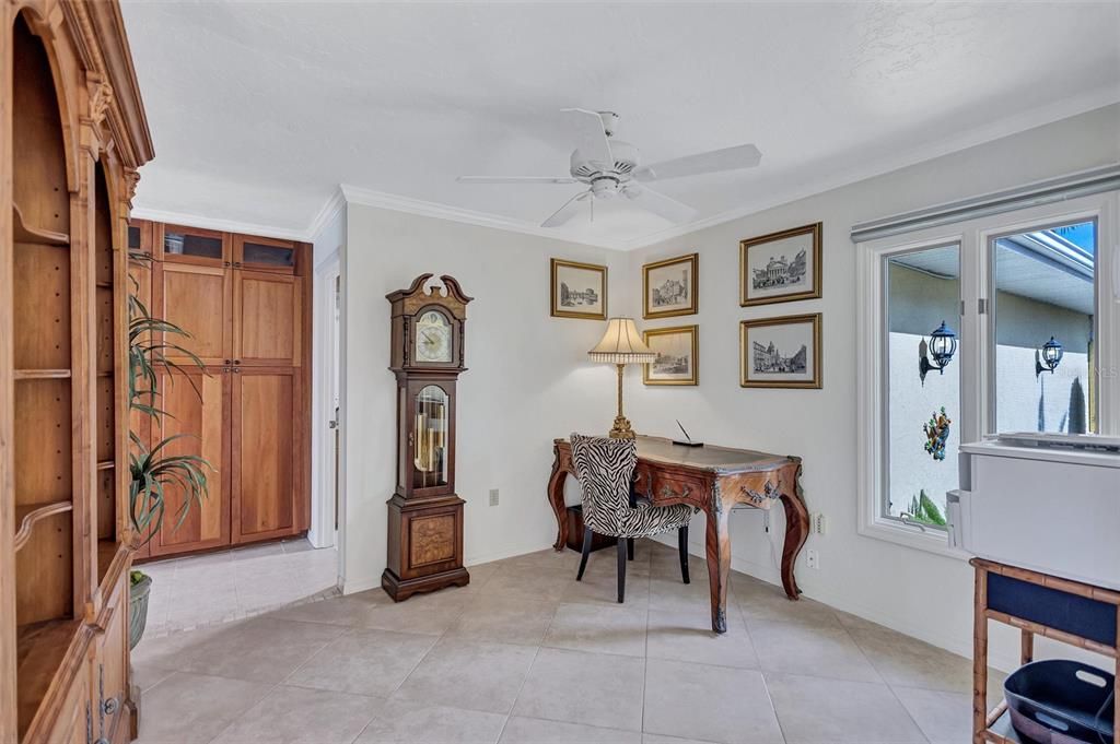 合同活跃: $1,595,000 (3 贝兹, 2 浴室, 2347 平方英尺)