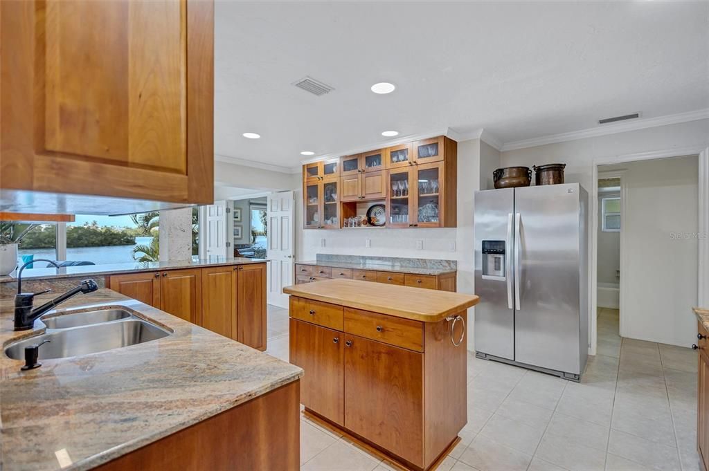 合同活跃: $1,595,000 (3 贝兹, 2 浴室, 2347 平方英尺)