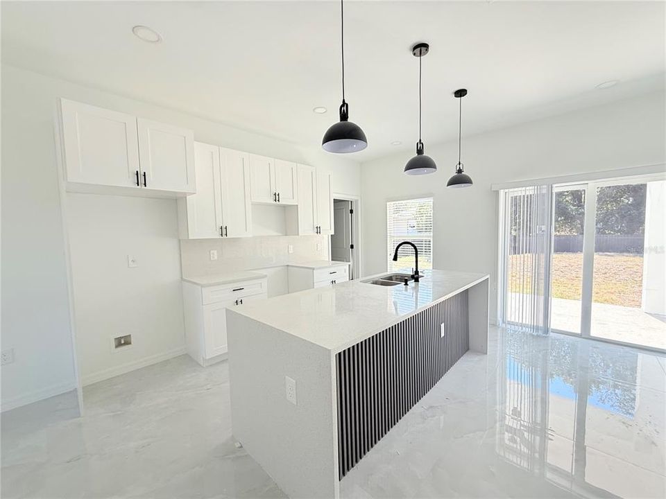 En Venta: $305,000 (3 camas, 3 baños, 1063 Pies cuadrados)