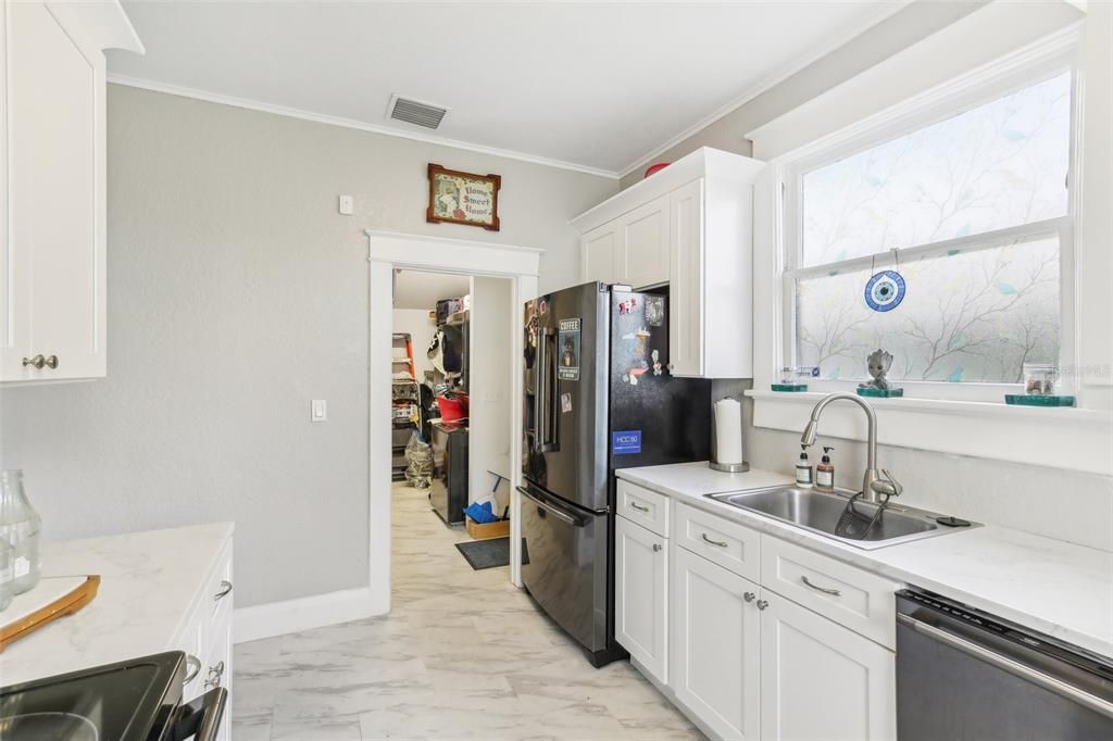 待售: $295,000 (2 贝兹, 1 浴室, 1078 平方英尺)