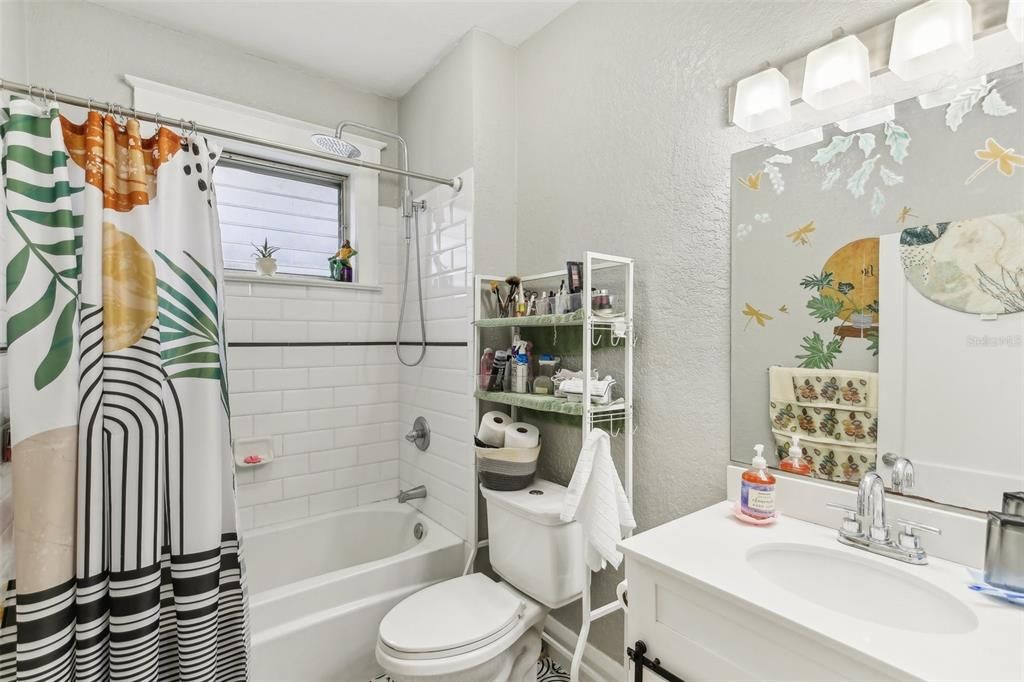 待售: $295,000 (2 贝兹, 1 浴室, 1078 平方英尺)