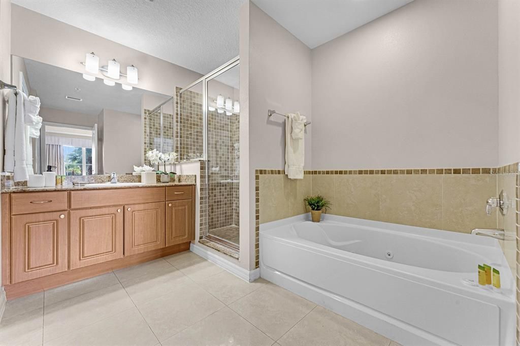 For Sale: $294,000 (2 beds, 2 baths, 1056 Square Feet)