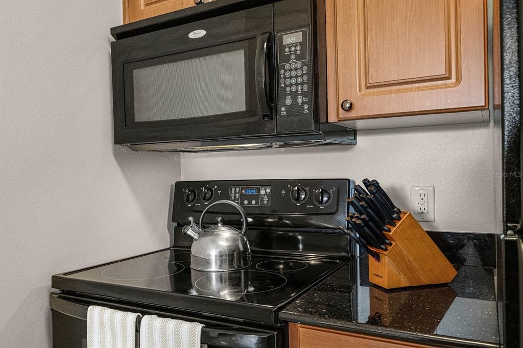 For Sale: $294,000 (2 beds, 2 baths, 1056 Square Feet)