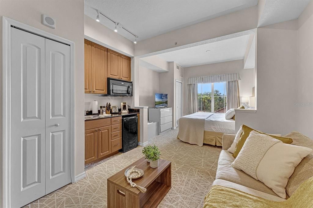 For Sale: $294,000 (2 beds, 2 baths, 1056 Square Feet)