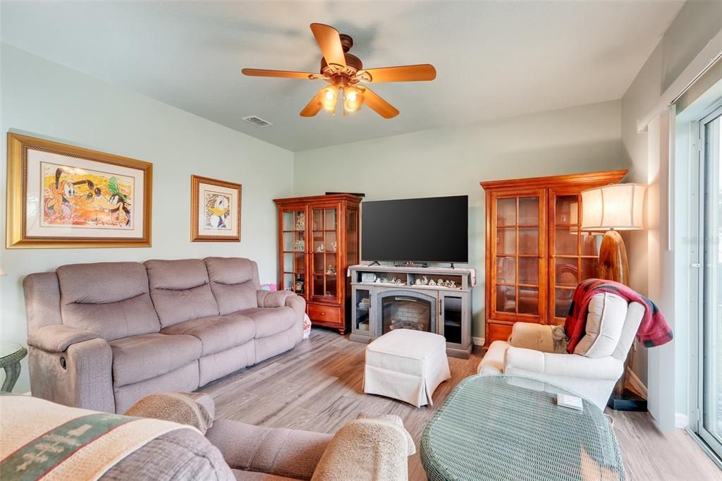 For Sale: $335,000 (3 beds, 2 baths, 1700 Square Feet)