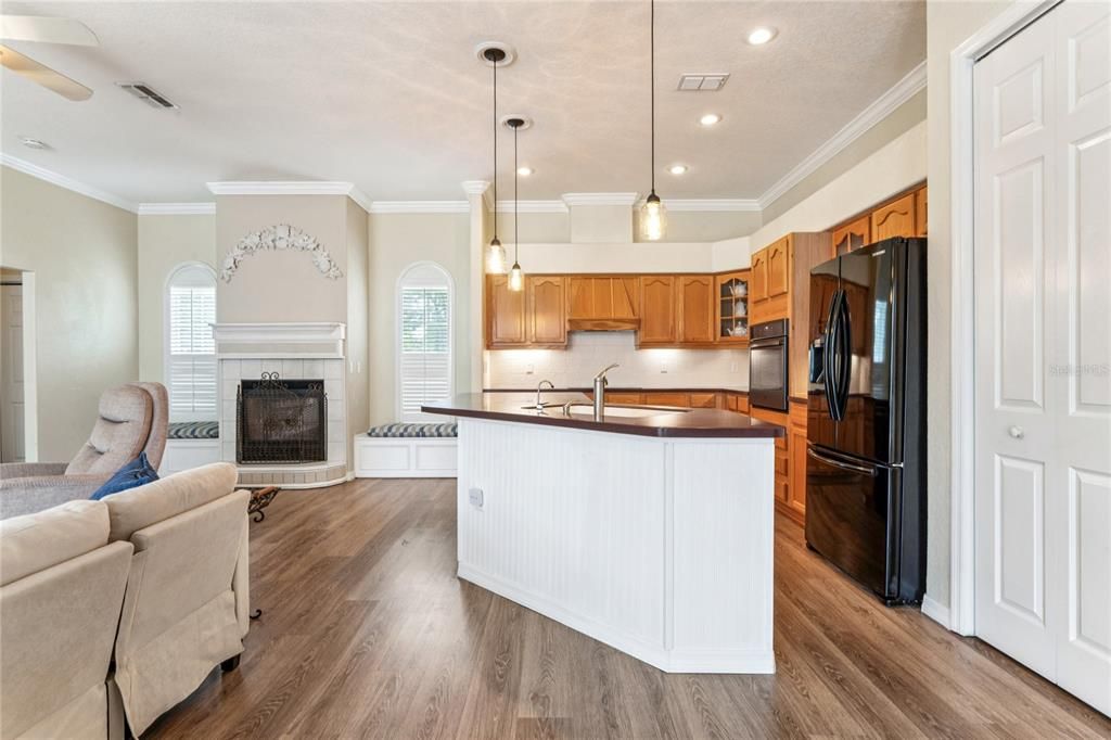 На продажу: $420,000 (4 спален, 3 ванн, 2306 Квадратных фут)