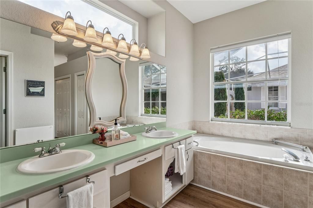 На продажу: $420,000 (4 спален, 3 ванн, 2306 Квадратных фут)