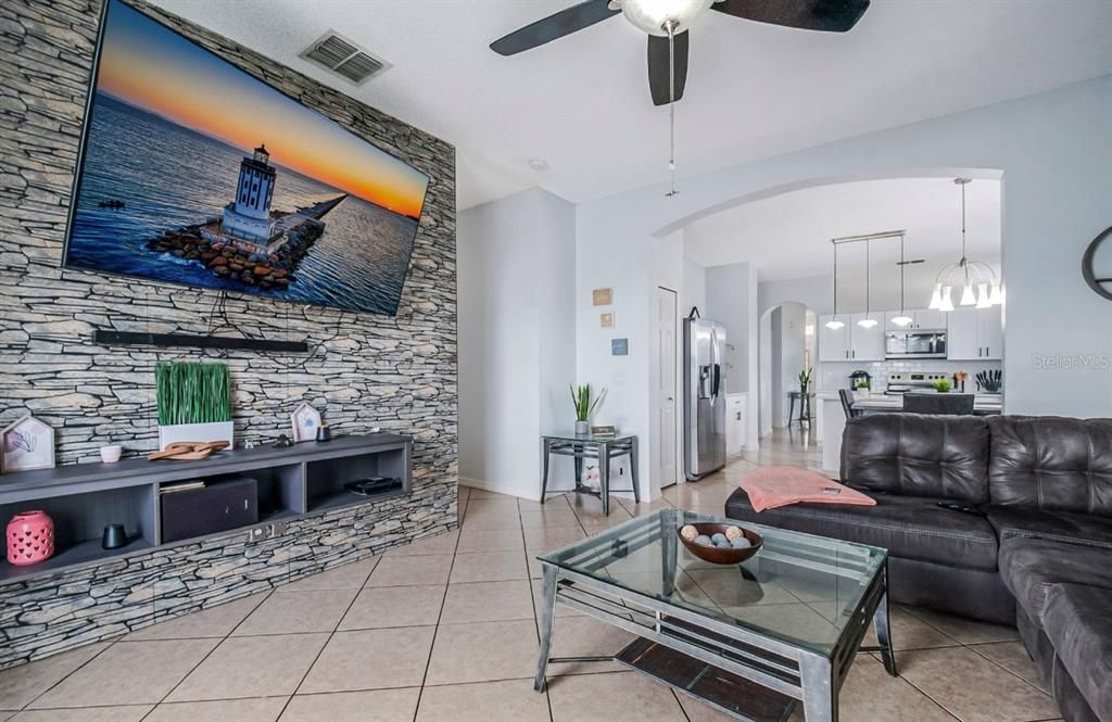 待售: $384,990 (4 贝兹, 2 浴室, 1972 平方英尺)