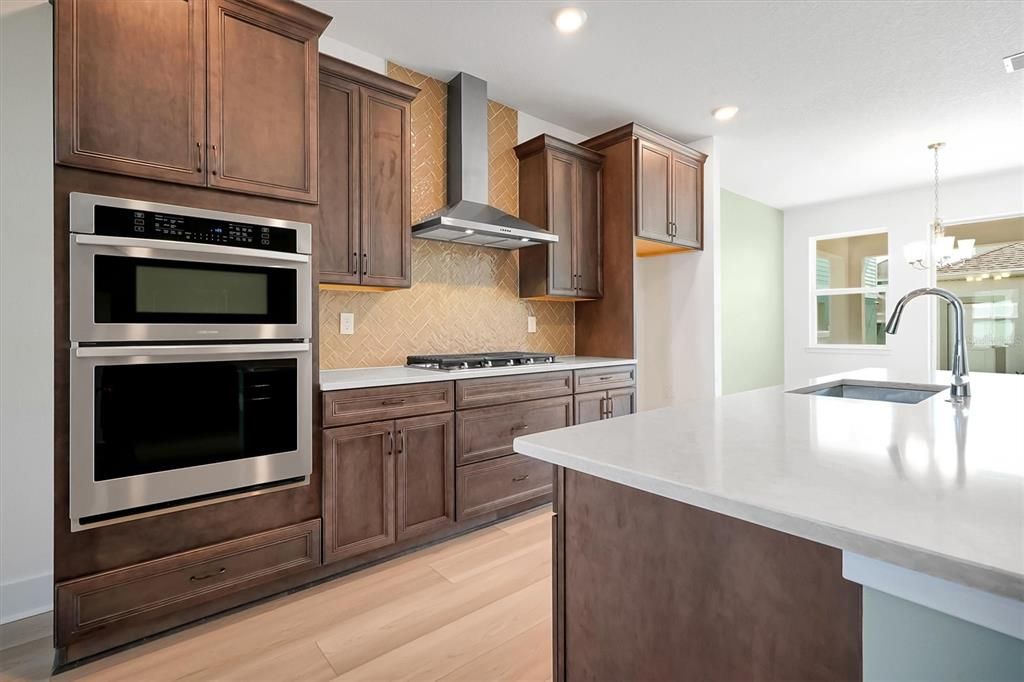 На продажу: $589,990 (3 спален, 2 ванн, 1972 Квадратных фут)