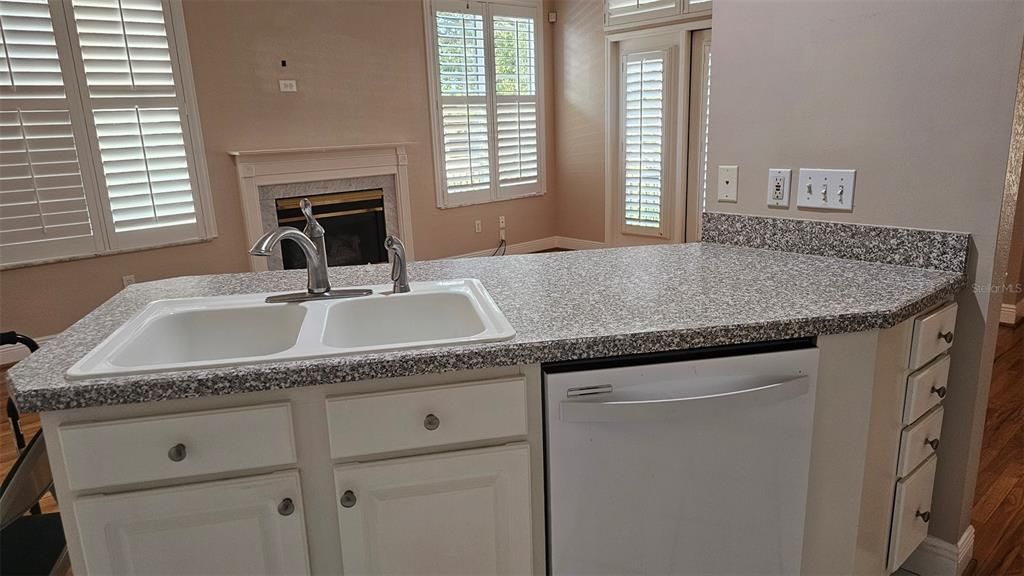 На продажу: $650,000 (3 спален, 2 ванн, 1644 Квадратных фут)