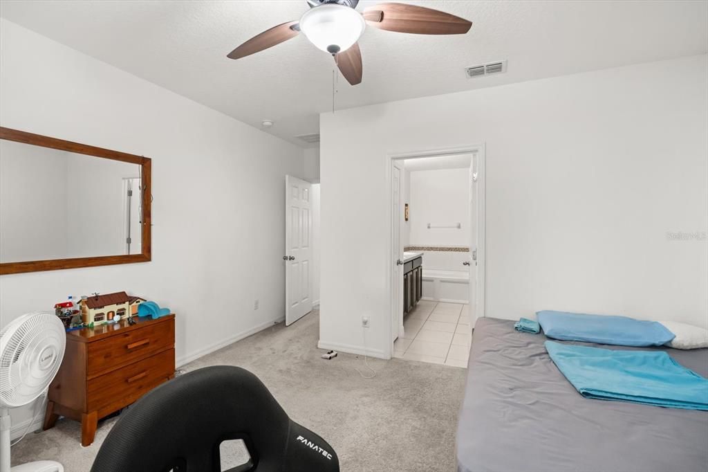 En Venta: $360,000 (4 camas, 2 baños, 1972 Pies cuadrados)