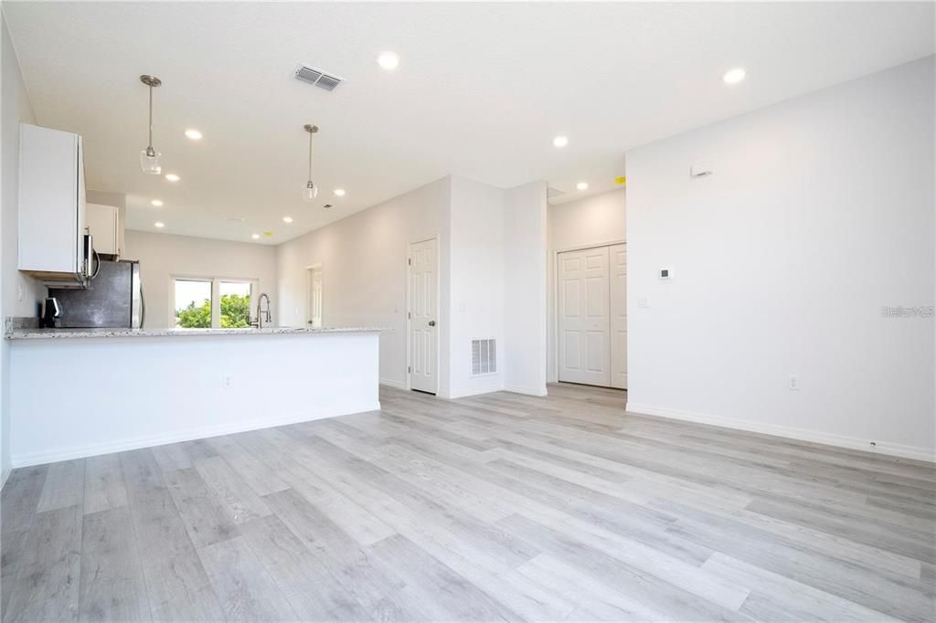 For Rent: $1,900 (3 beds, 2 baths, 1416 Square Feet)