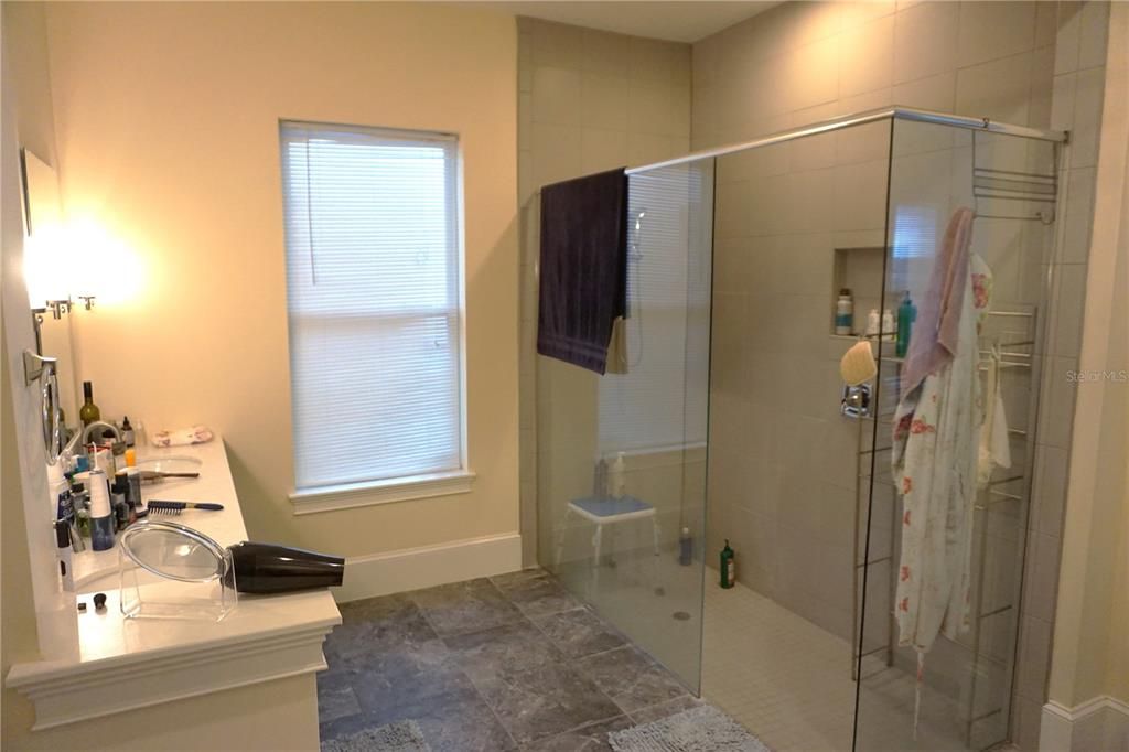 出租: $4,495 (4 贝兹, 3 浴室, 3510 平方英尺)