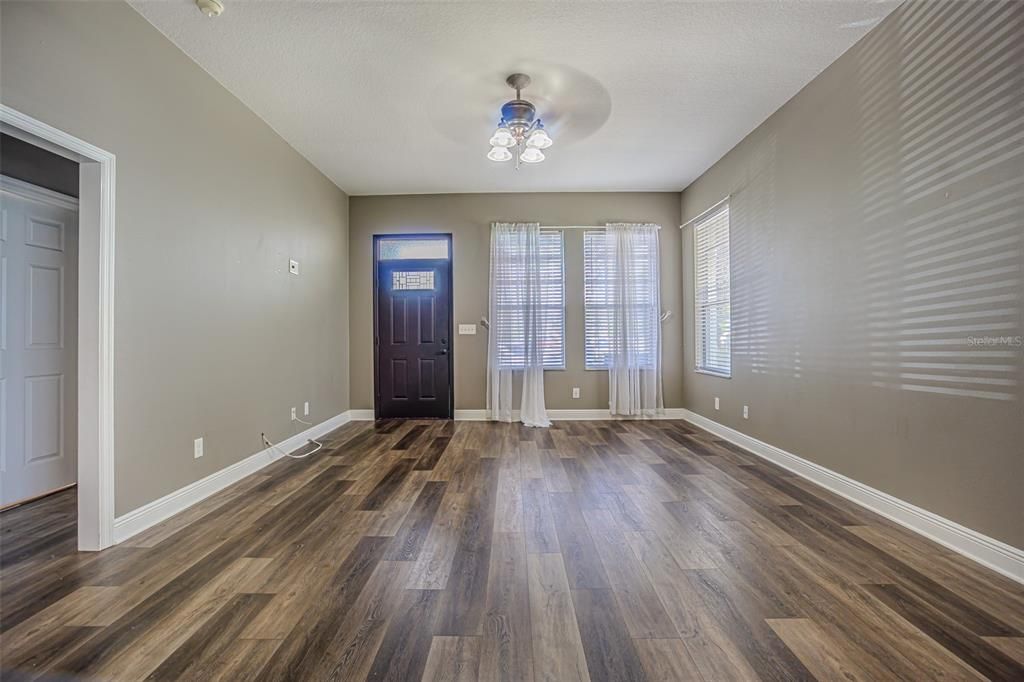 En Venta: $299,900 (3 camas, 2 baños, 1636 Pies cuadrados)