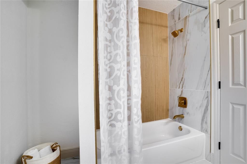 For Sale: $379,000 (2 beds, 1 baths, 1100 Square Feet)