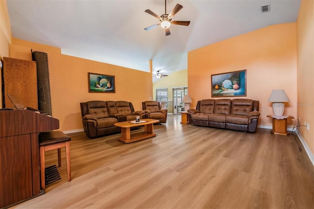 En Venta: $345,000 (3 camas, 2 baños, 1471 Pies cuadrados)