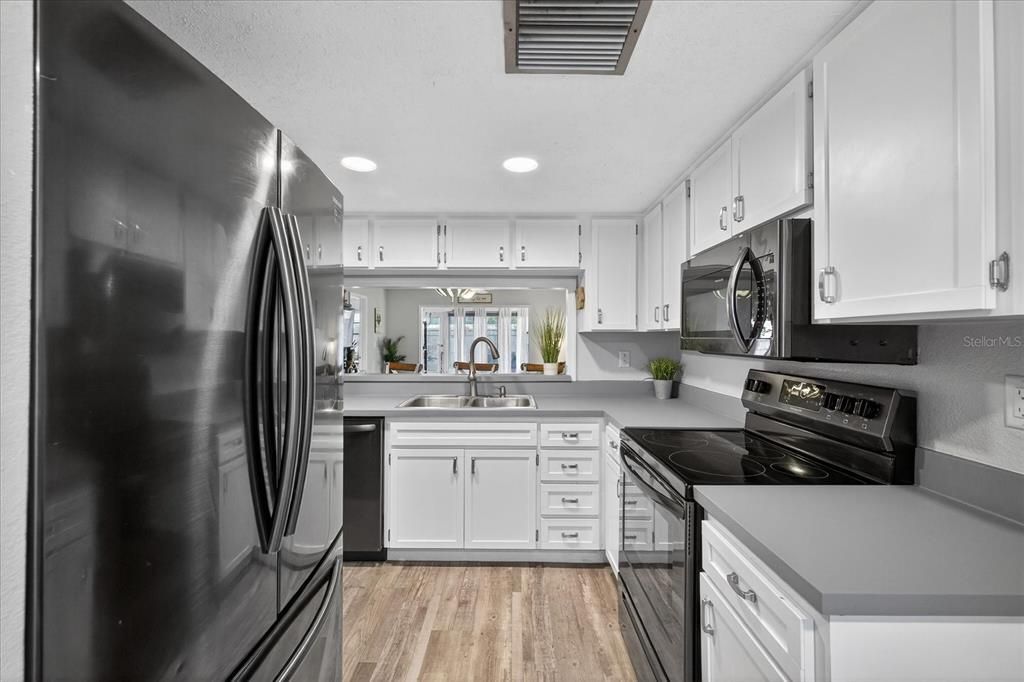 На продажу: $235,000 (2 спален, 2 ванн, 1156 Квадратных фут)