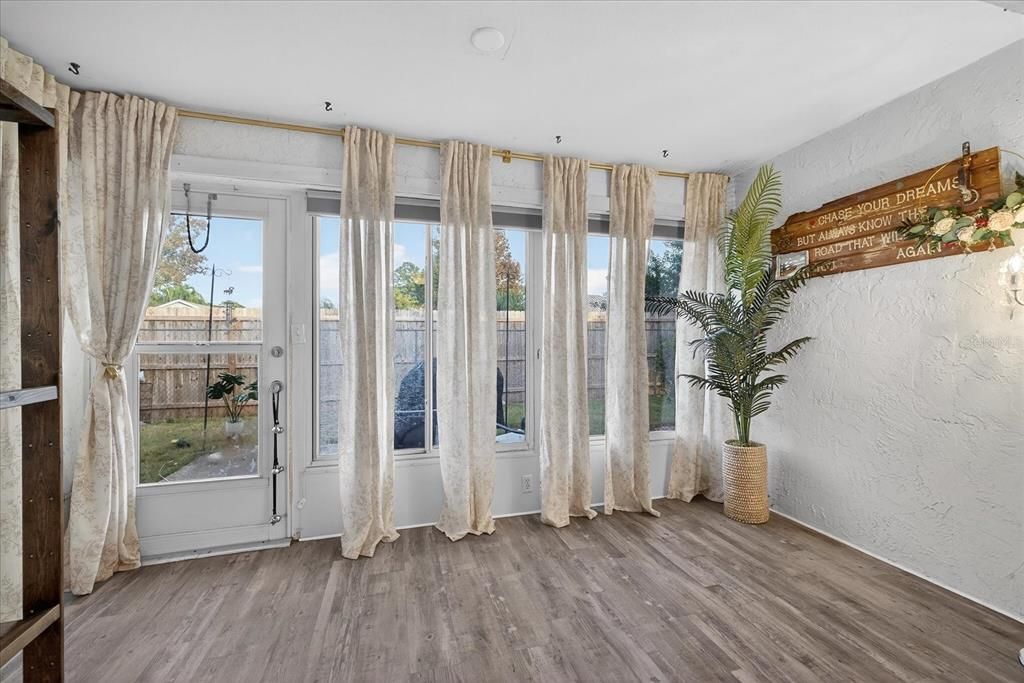 На продажу: $235,000 (2 спален, 2 ванн, 1156 Квадратных фут)