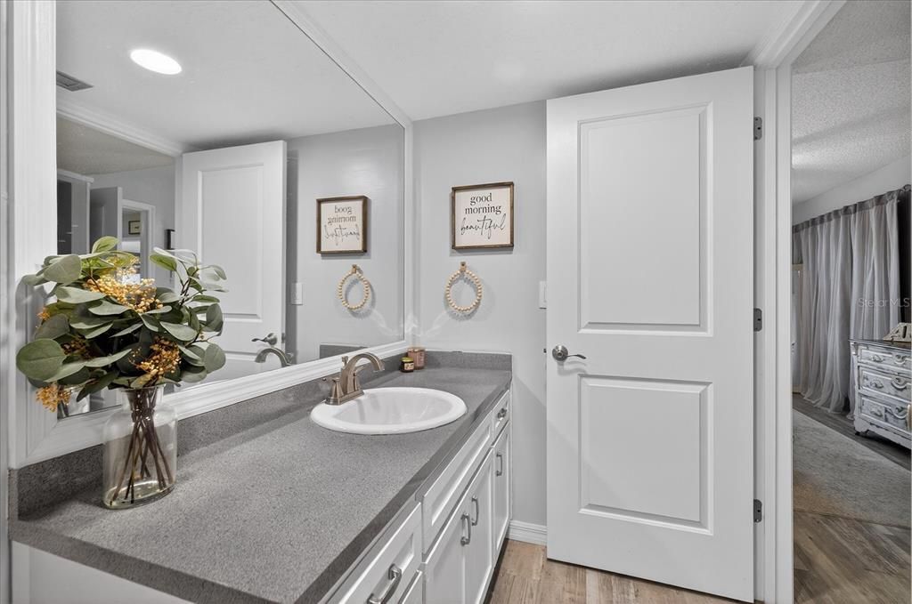 На продажу: $235,000 (2 спален, 2 ванн, 1156 Квадратных фут)