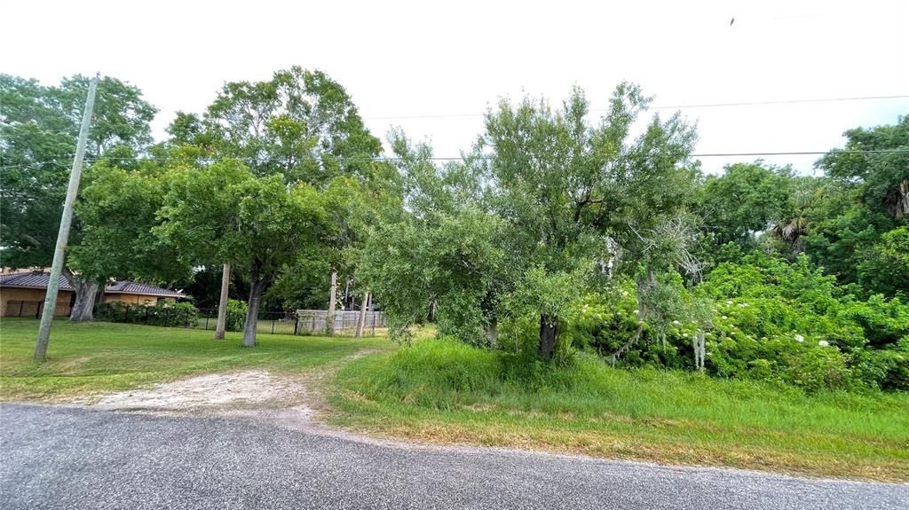 На продажу: $310,000 (0.77 acres)