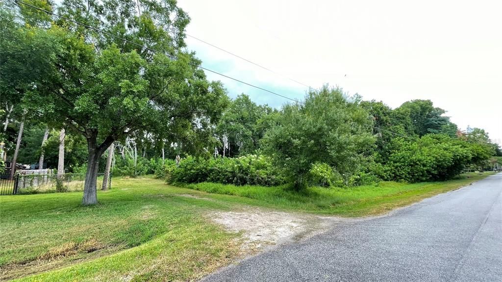 На продажу: $310,000 (0.77 acres)