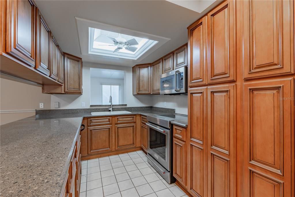 待售: $459,900 (2 贝兹, 2 浴室, 1798 平方英尺)