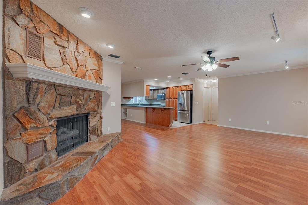 待售: $459,900 (2 贝兹, 2 浴室, 1798 平方英尺)