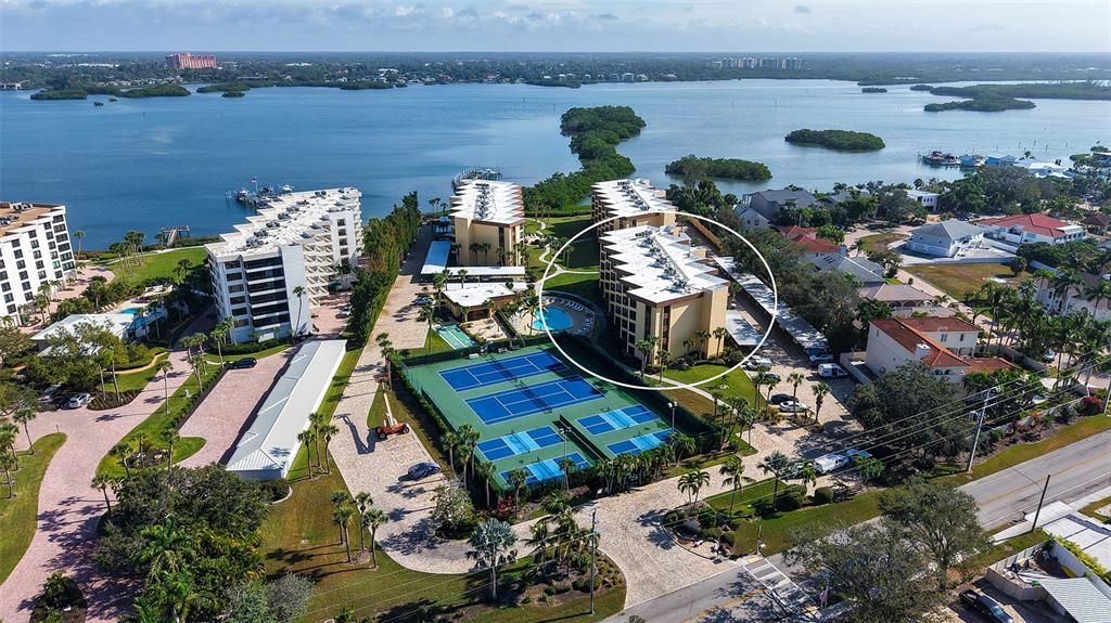 На продажу: $550,000 (2 спален, 2 ванн, 1303 Квадратных фут)