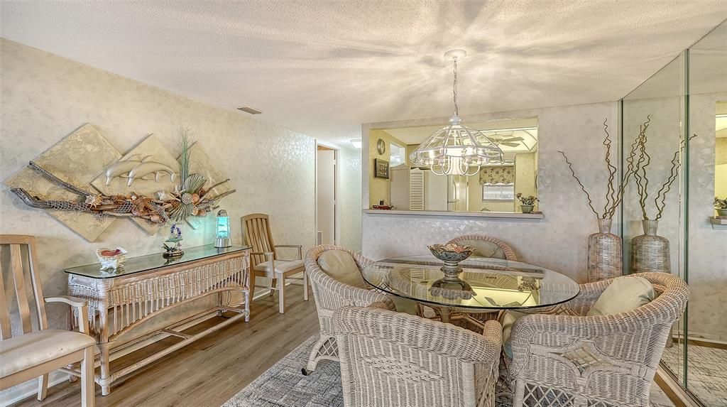 На продажу: $550,000 (2 спален, 2 ванн, 1303 Квадратных фут)