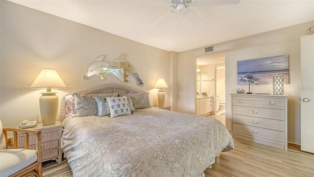 На продажу: $550,000 (2 спален, 2 ванн, 1303 Квадратных фут)