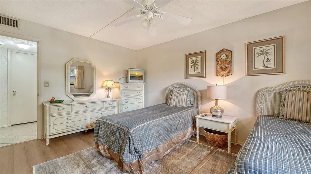 На продажу: $550,000 (2 спален, 2 ванн, 1303 Квадратных фут)