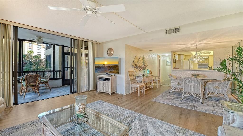 На продажу: $550,000 (2 спален, 2 ванн, 1303 Квадратных фут)