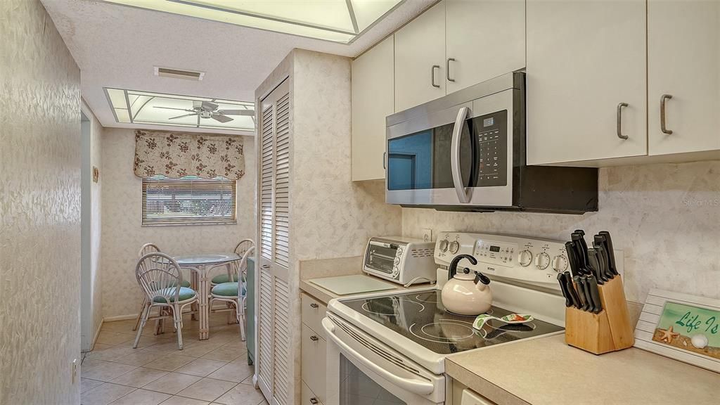 На продажу: $550,000 (2 спален, 2 ванн, 1303 Квадратных фут)