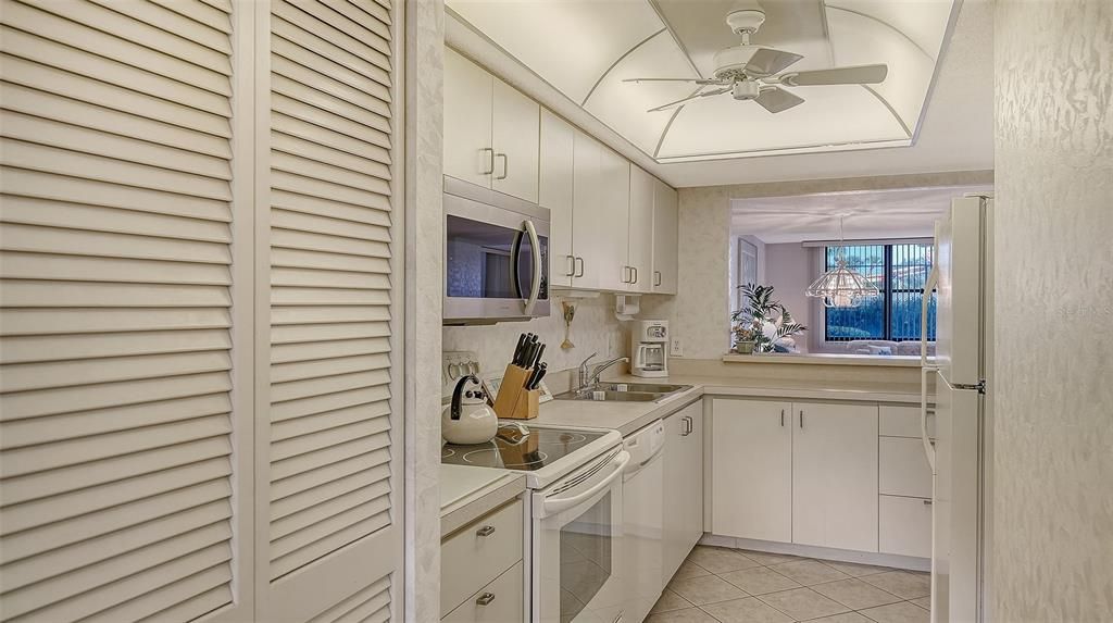 На продажу: $550,000 (2 спален, 2 ванн, 1303 Квадратных фут)