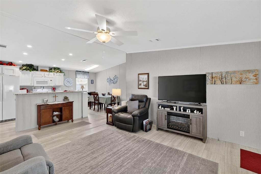 待售: $189,900 (3 贝兹, 2 浴室, 1040 平方英尺)