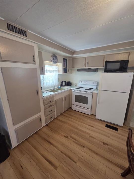 For Sale: $85,000 (3 beds, 2 baths, 900 Square Feet)