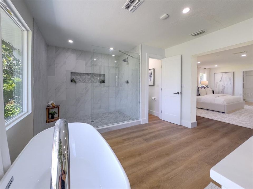 For Sale: $1,250,000 (6 beds, 4 baths, 3500 Square Feet)