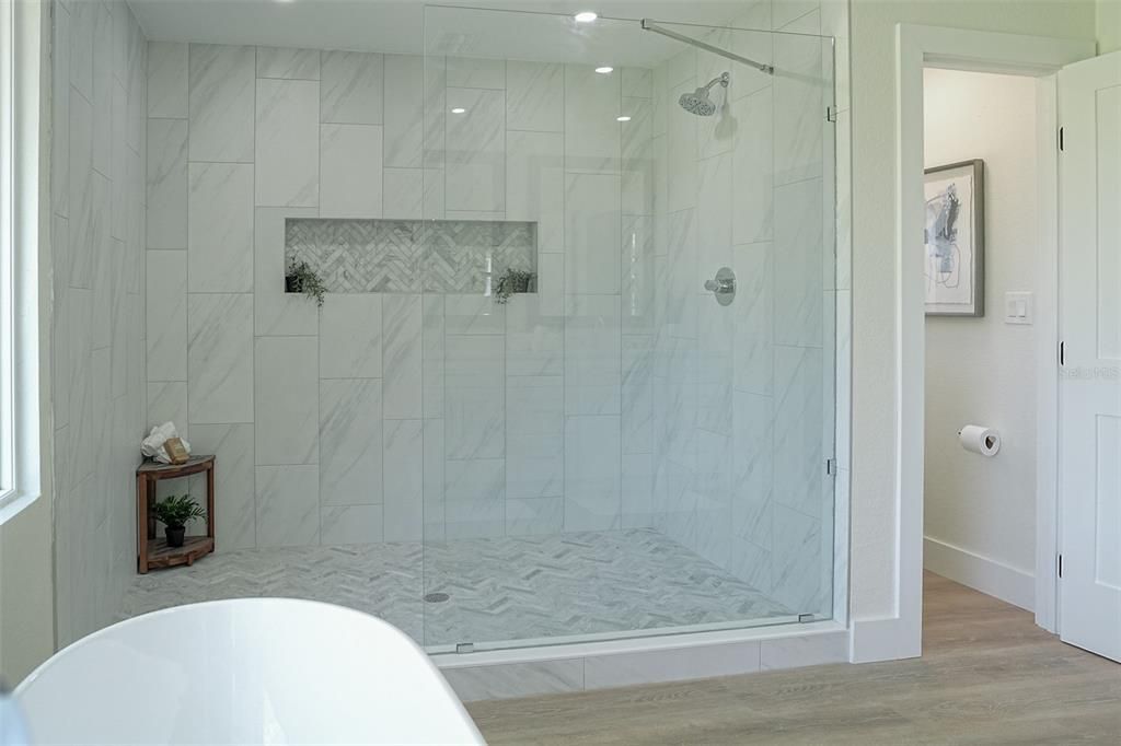 For Sale: $1,250,000 (6 beds, 4 baths, 3500 Square Feet)