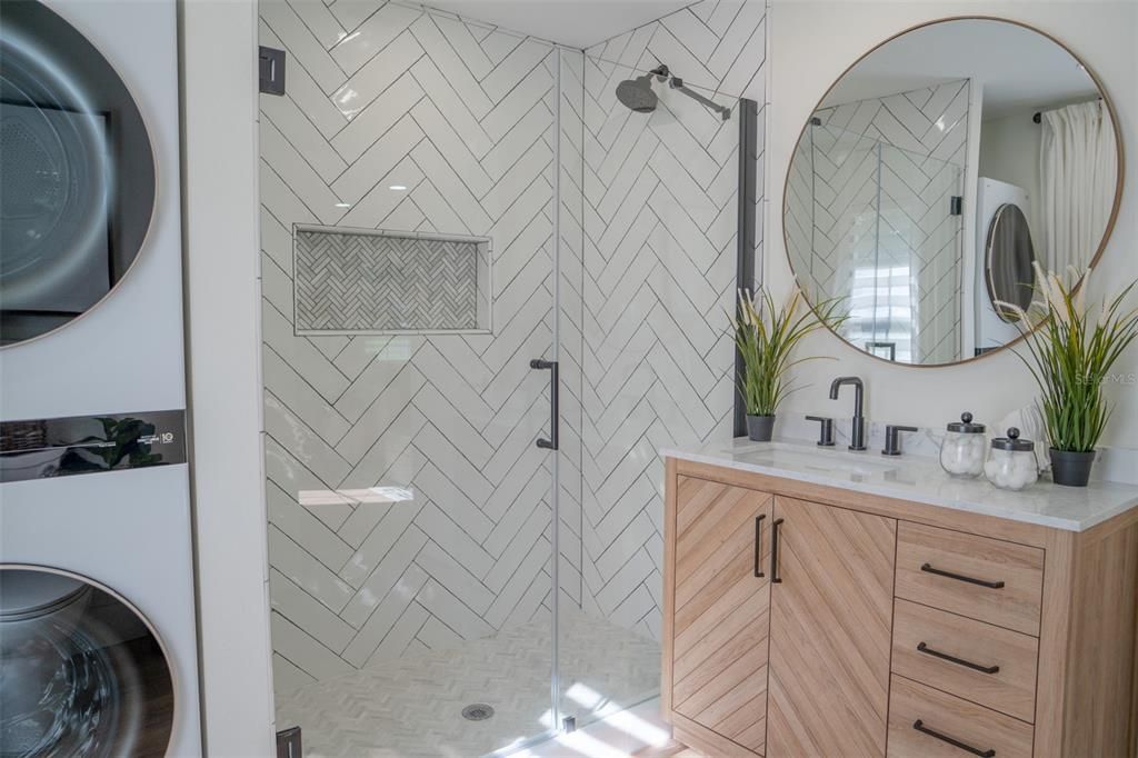 For Sale: $1,250,000 (6 beds, 4 baths, 3500 Square Feet)