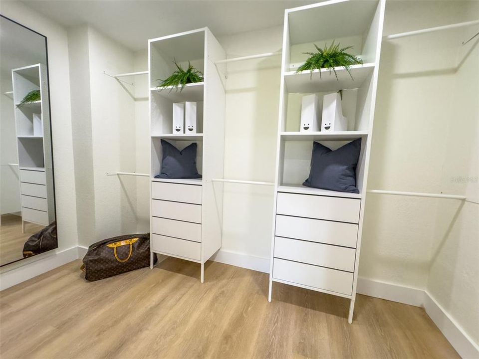 For Sale: $1,250,000 (6 beds, 4 baths, 3500 Square Feet)