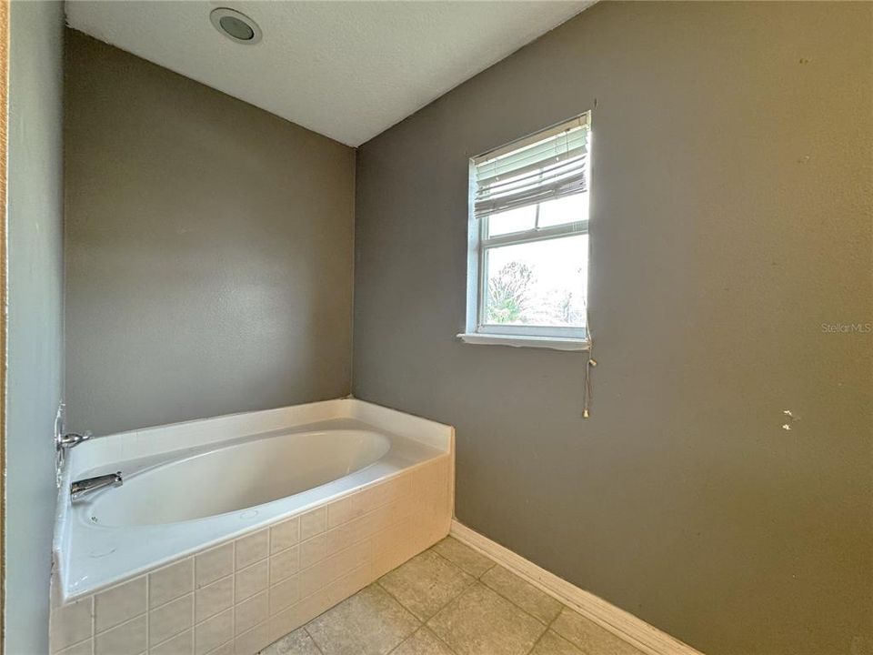 待售: $139,900 (3 贝兹, 2 浴室, 2248 平方英尺)