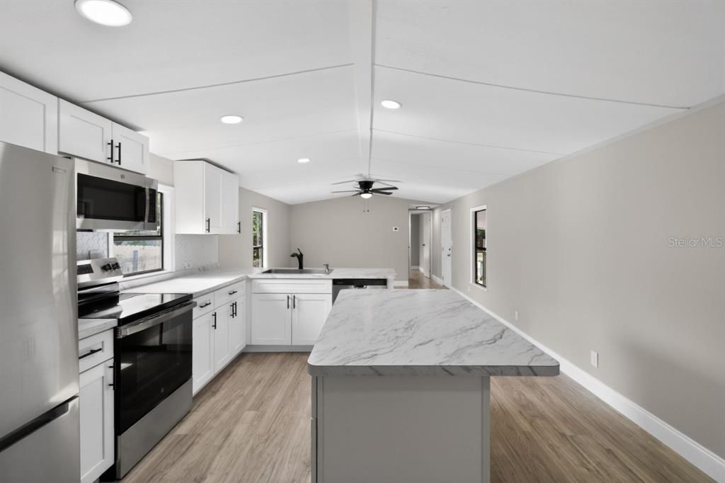 For Sale: $174,990 (2 beds, 2 baths, 924 Square Feet)